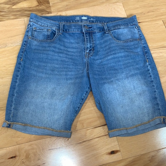 Old Navy Pants - EUC Old Navy size 14 fitted jean shorts